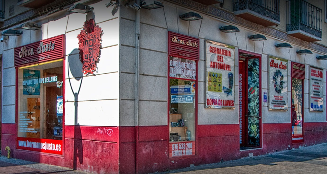 Hermanos Justo Cerrajeros en Calle Azoque fachada