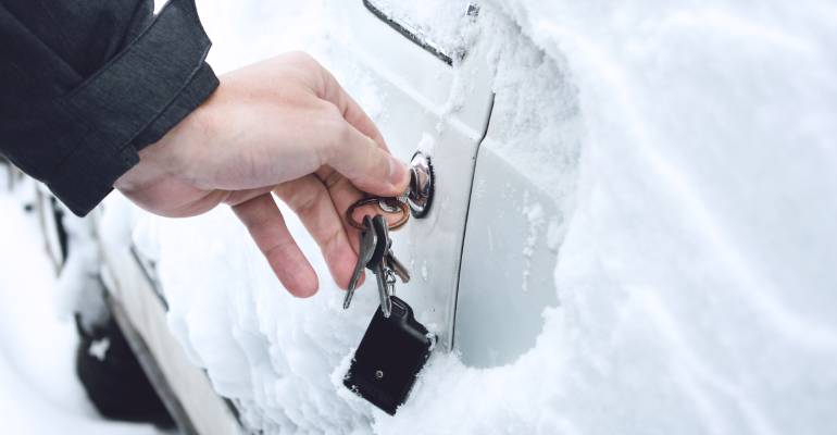 Cómo descongelar la cerradura del coche